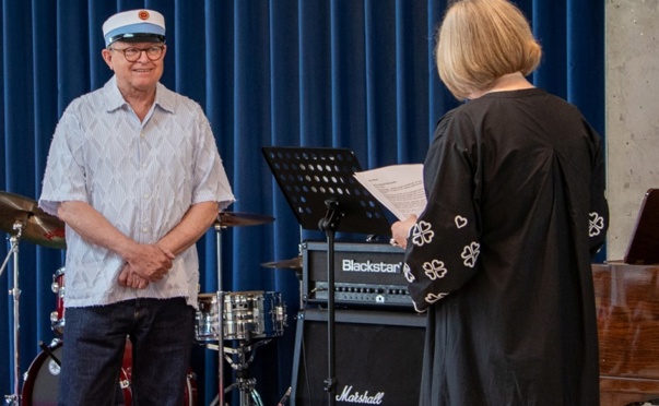 John På 73 År Og Hfe Student Some